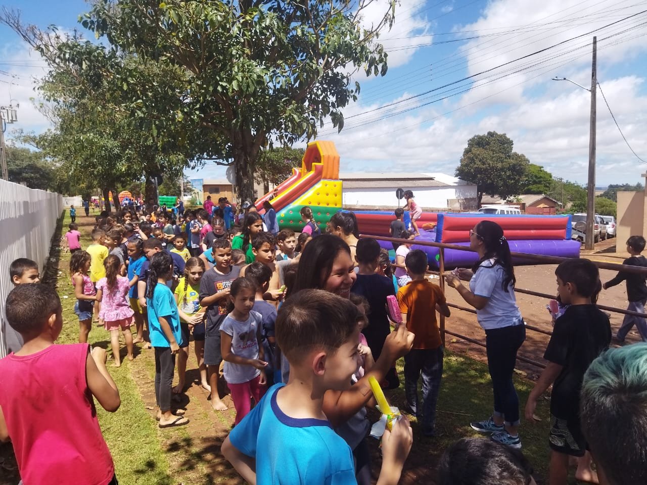 A Prefeitura Municipal de Nova Santa Bárbara promoveu um evento surpresa em celebração ao Dia das Crianças, ocorrido em 09/10/2023.